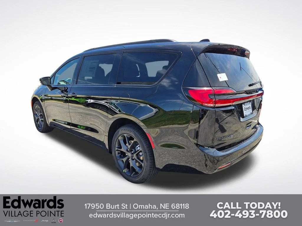 New 2027 Diamond Black Crystal Pearl-Coat Exterior Paint Chrysler Limited image 5