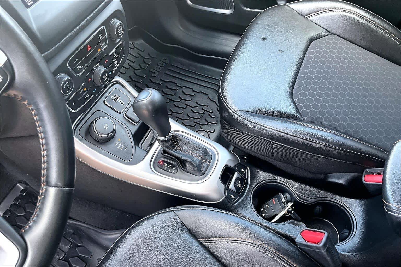 Used 2020 Diamond Black Crystal Pearlcoat Jeep Latitude w/Sun/Safety Pkg image 17