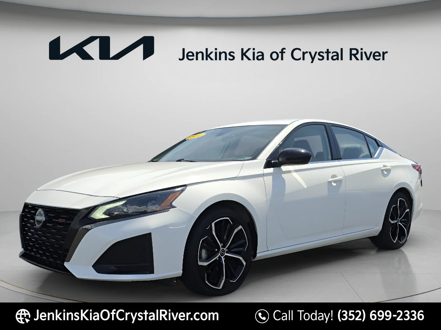 Used 2024 Glacier White Nissan 2.5 SR image 10