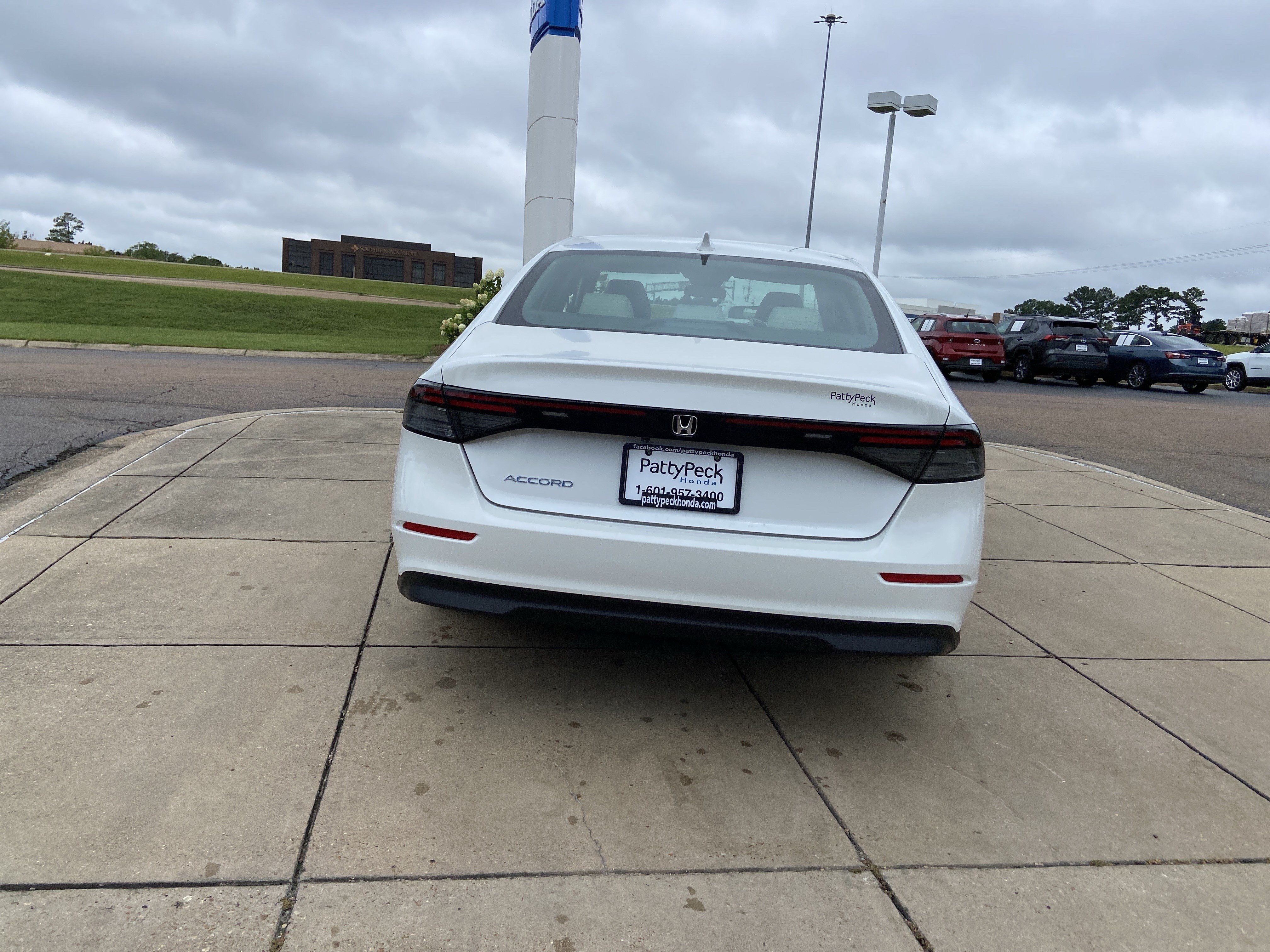 Used 2023 Platinum White Pearl Honda EX image 10