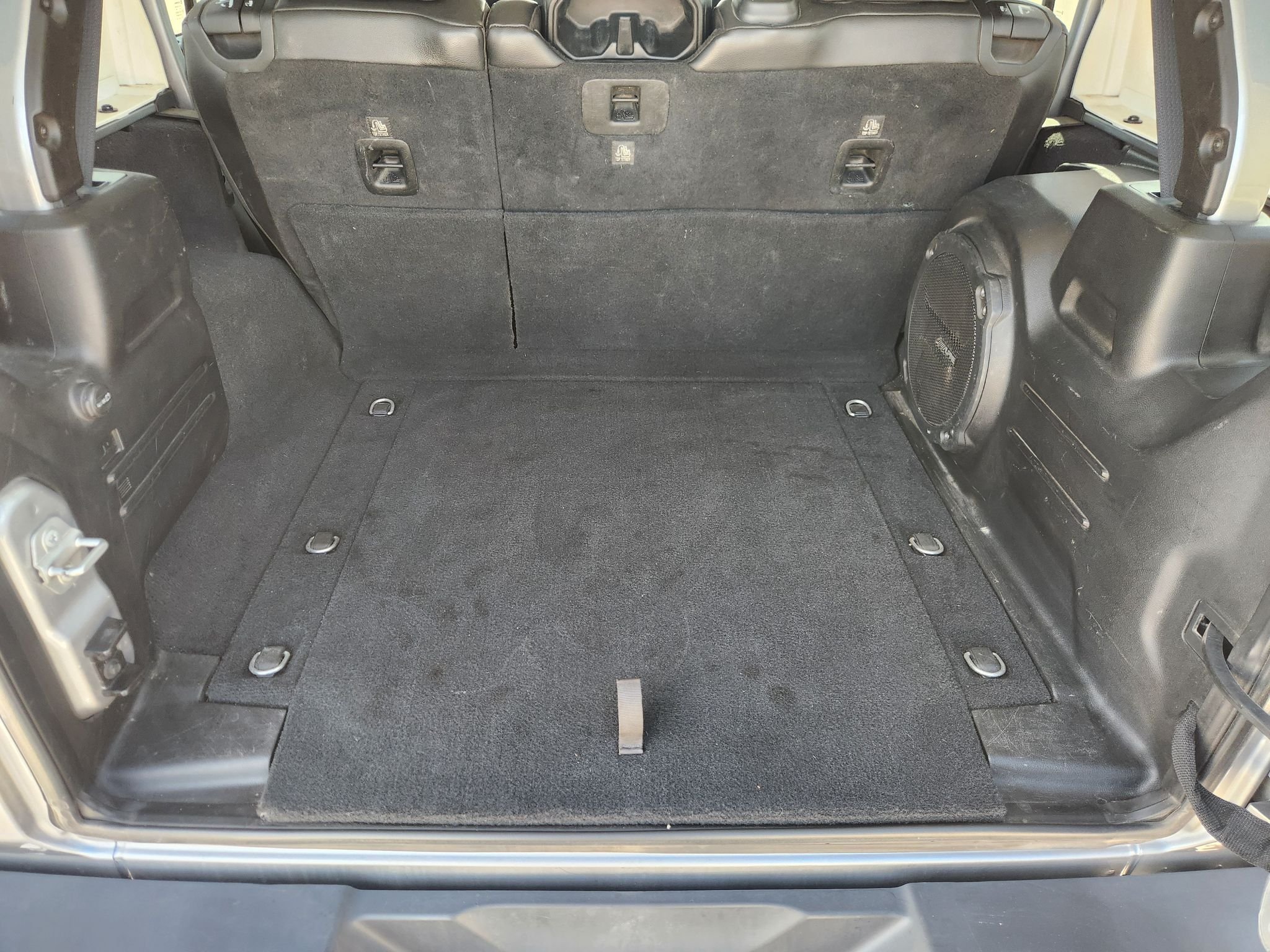 Used 2018 Billet Silver Metallic Clearcoat Jeep Sahara image 34