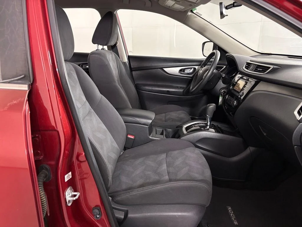 Used 2016 Red Nissan S image 38