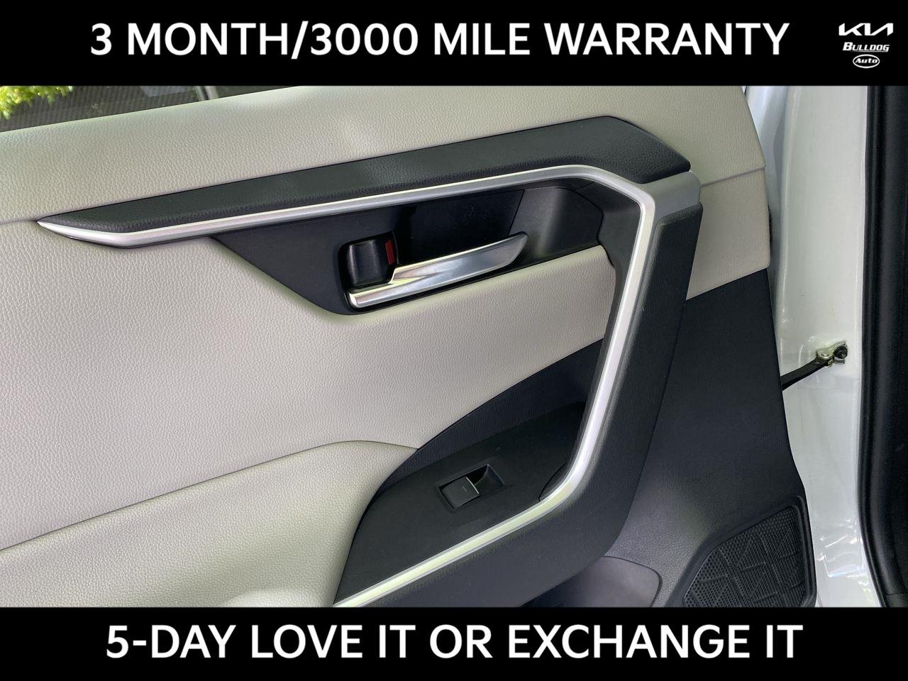Used 2022 White Toyota XLE image 21