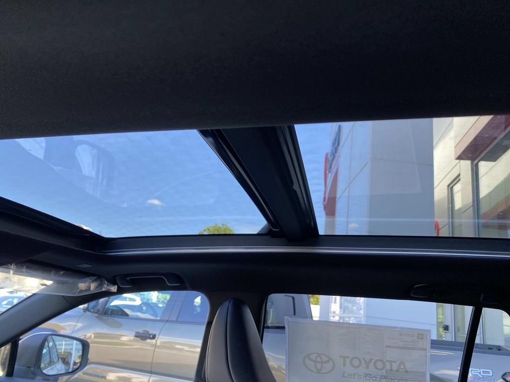 New 2026 Wind Chill Pearl with Midnight Black Metallic roof Toyota XSE image 8
