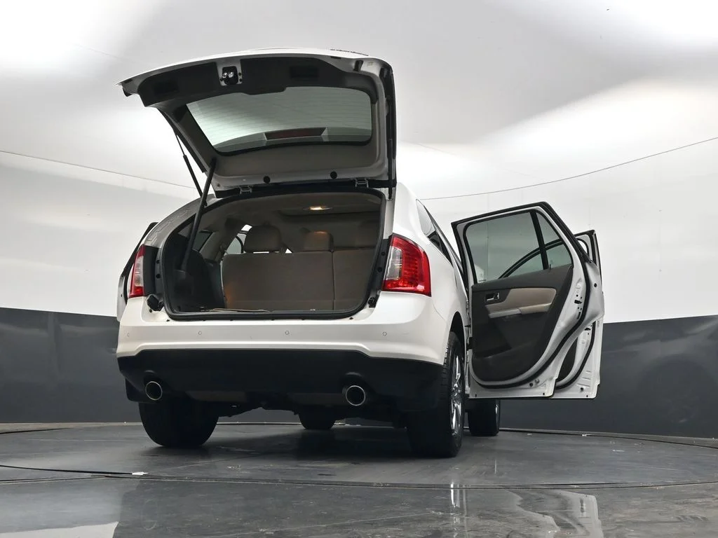 Used 2011 White Platinum Clearcoat Metallic Ford Limited image 49