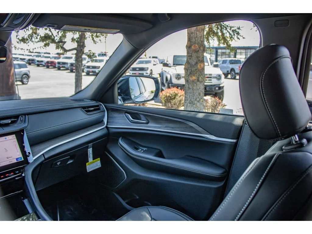 New 2026 SILVER ZYNITH Jeep Limited image 23
