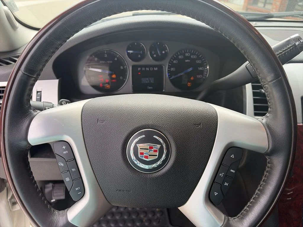 Used 2007 White Cadillac Base image 14