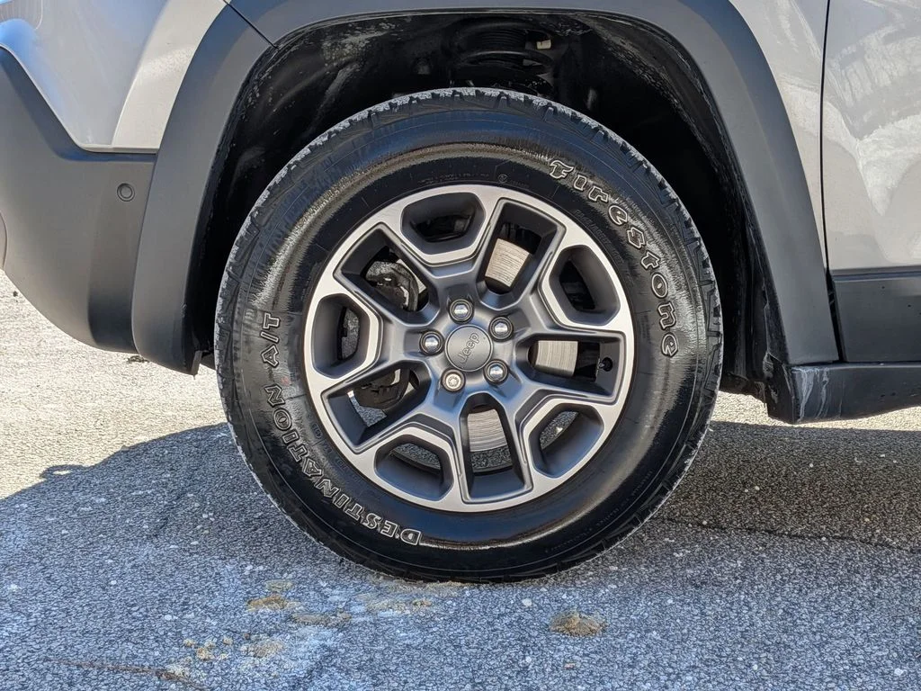 Used 2021 Silver Jeep Trailhawk image 29