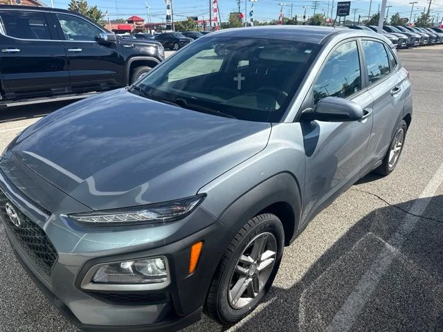 Used 2018 Silver Hyundai SE image 3