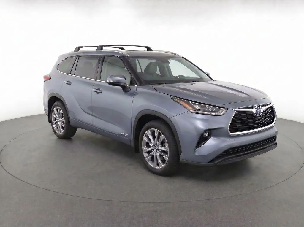 Used 2023  Toyota Limited image 2