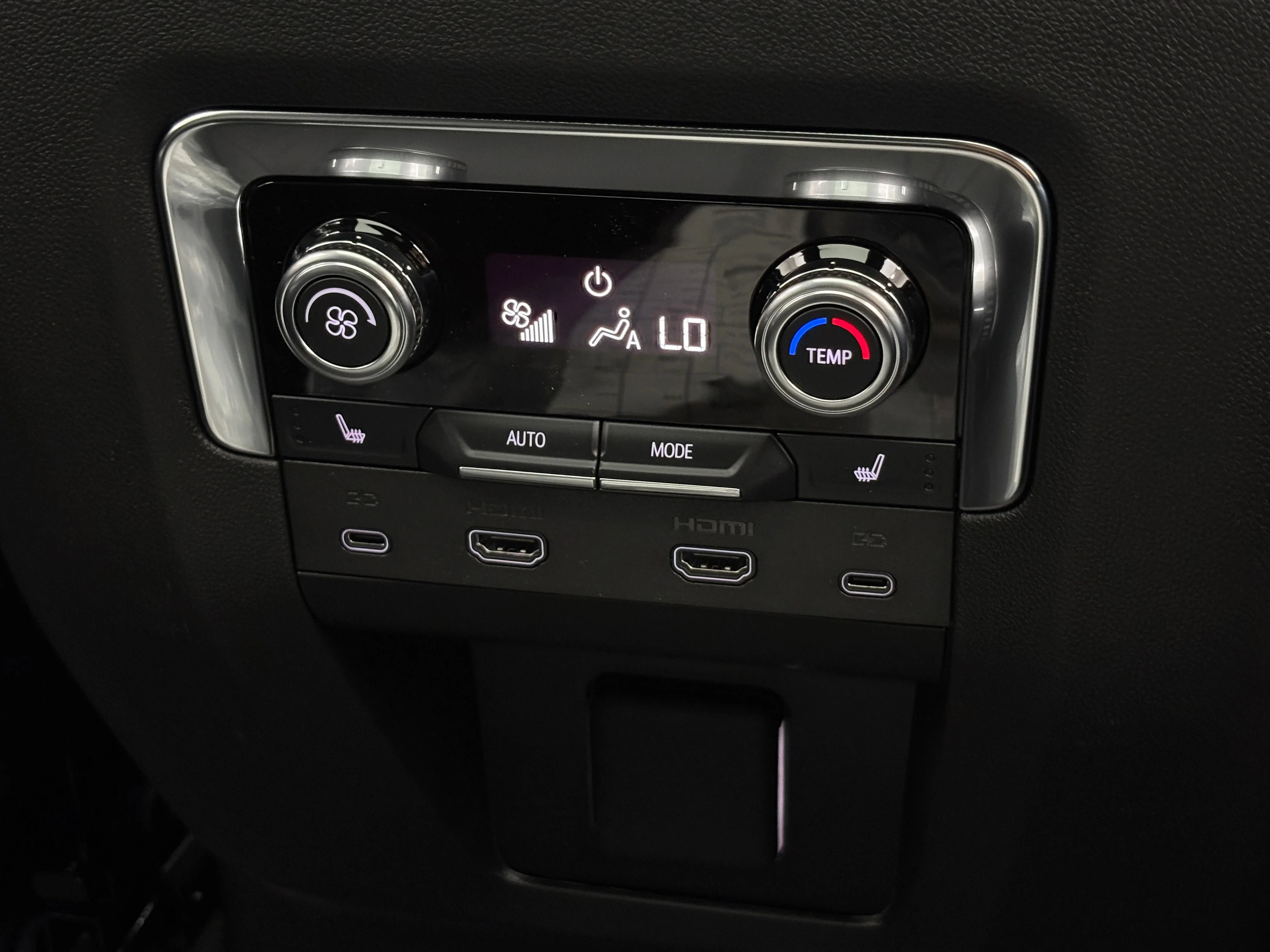 2026 GMC Yukon AT4 - Photo 8