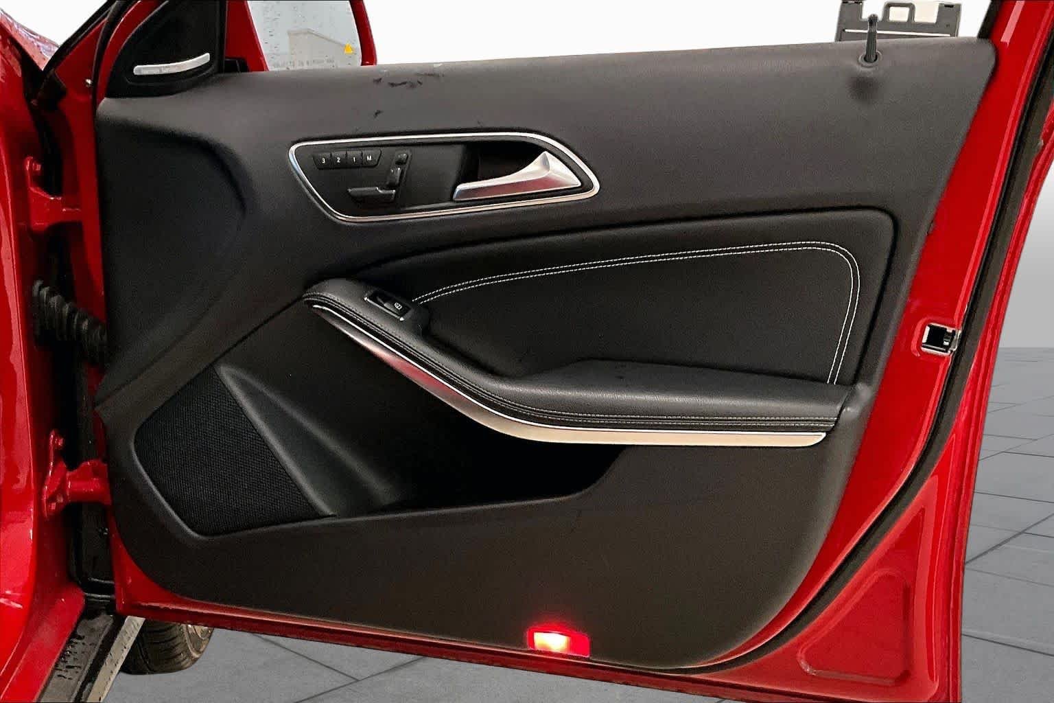 Used 2015 Jupiter Red Mercedes-Benz GLA 250 image 21