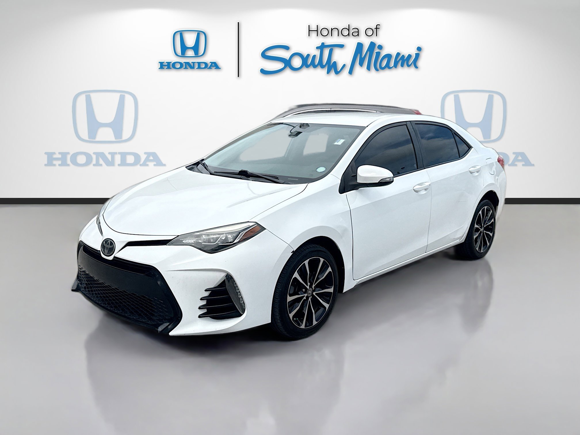 Used 2017 Super White Toyota SE image 3