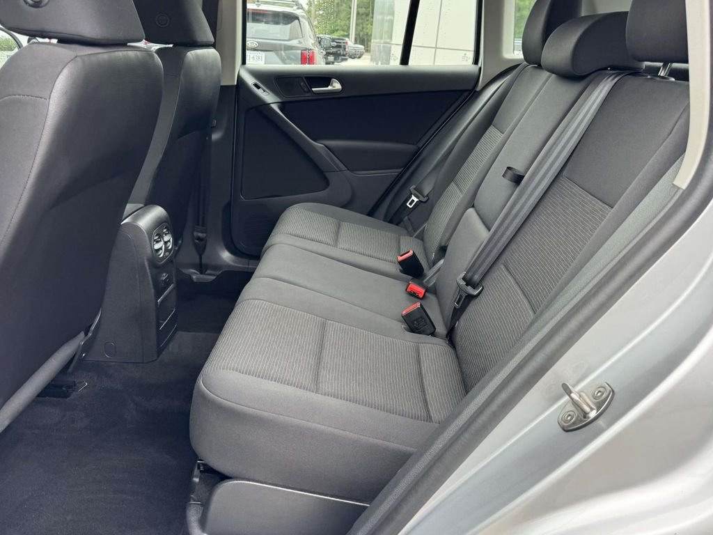 Used 2018 Silver Volkswagen 2.0T image 17