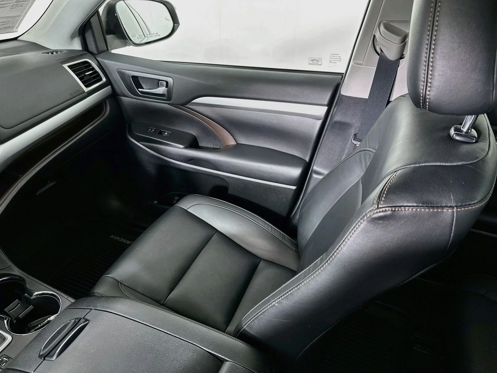 Used 2019 White Toyota XLE image 24