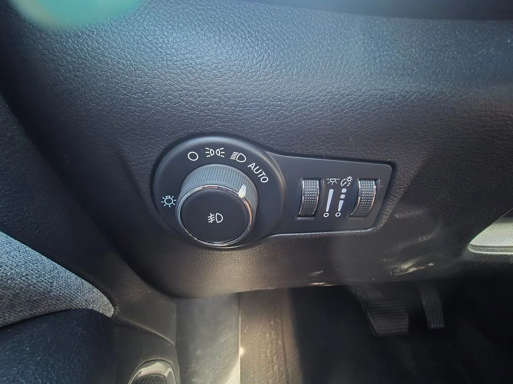 Used 2024 White Jeep Latitude image 19