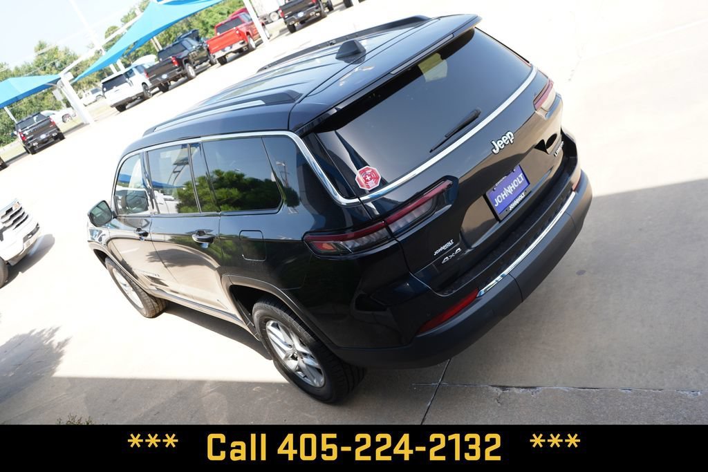 Used 2023  Jeep Laredo image 13