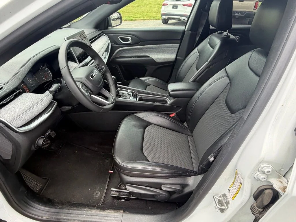 Used 2024 White Jeep Latitude image 16