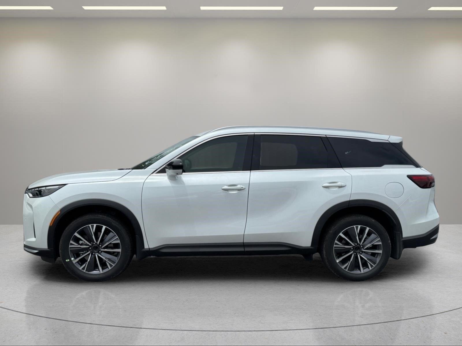 New 2027 RADIANT WHITE INFINITI Luxe AWD image 2