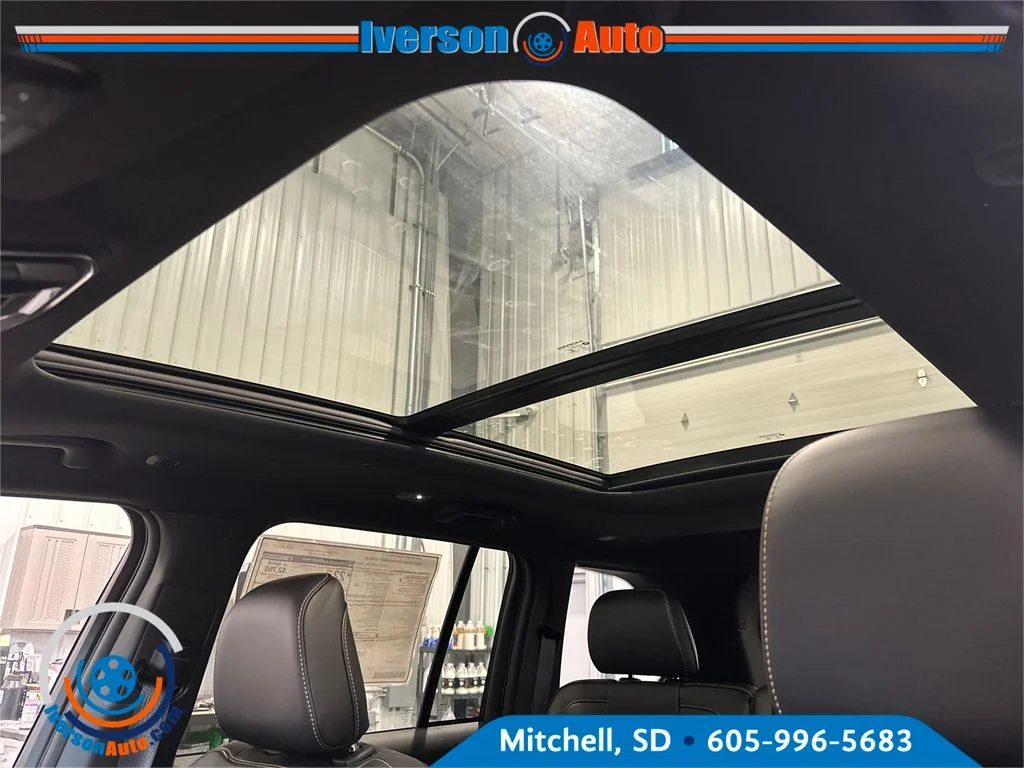 New 2026 Diamond Black Crystal Pearl-Coat Exterior Paint Jeep Limited image 24