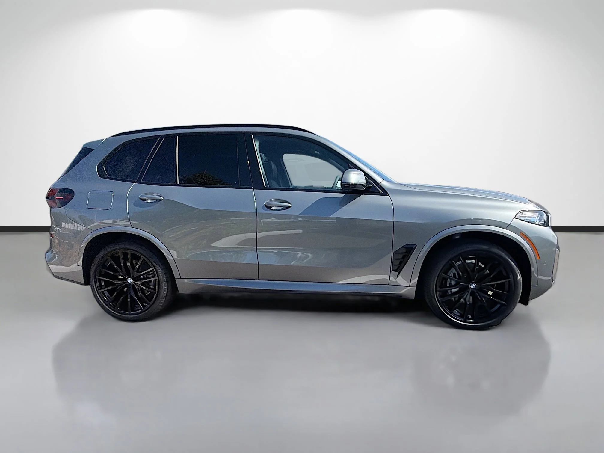 New 2026 Skyscraper Grey Metallic BMW sDrive40i image 2