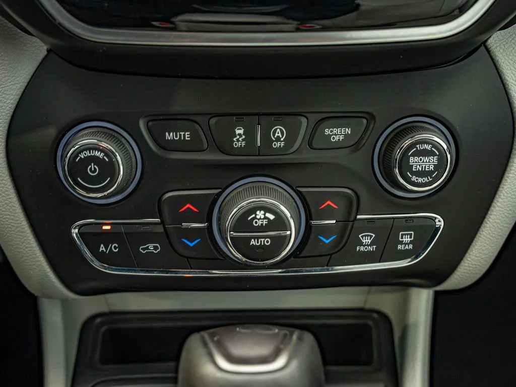 Used 2019 Bright White Clearcoat Jeep Limited image 26