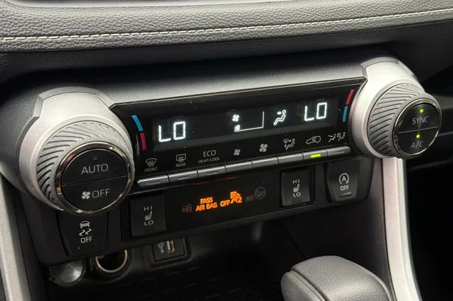 2025 Toyota RAV4 XLE - Photo 24