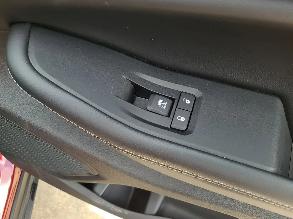 Used 2023 Red Jeep Altitude image 10