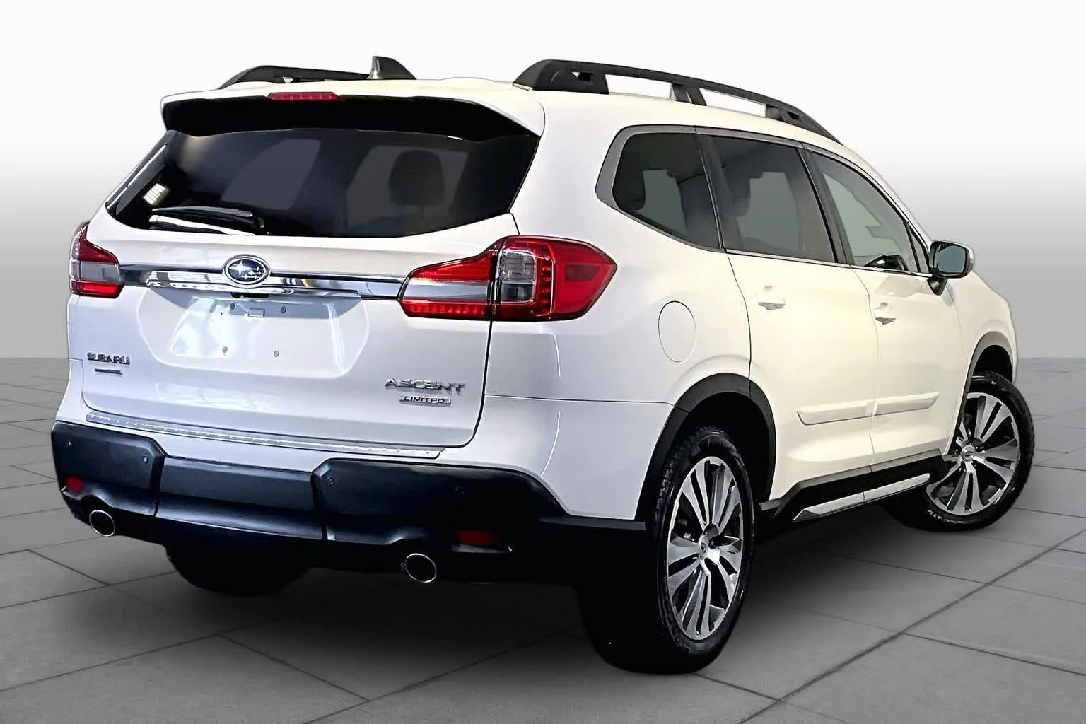 Used 2019 Crystal White Pearl Subaru Limited image 13