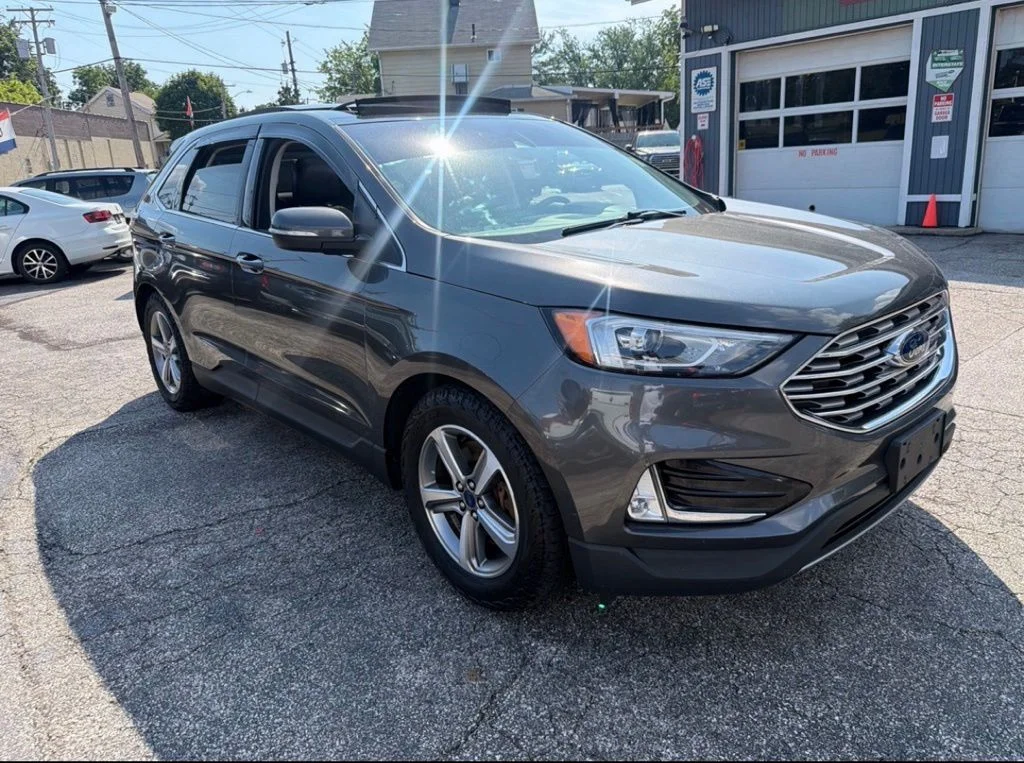Used 2019 Gray Ford SEL image 3