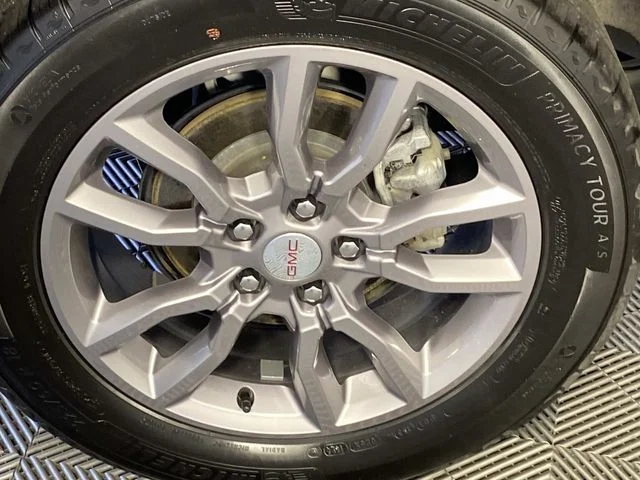 Used 2024 White GMC SLT image 27