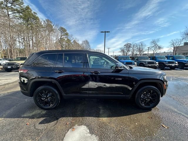 New 2026 Diamond Black Crystal Pearl-Coat Exterior Paint Jeep Altitude image 7