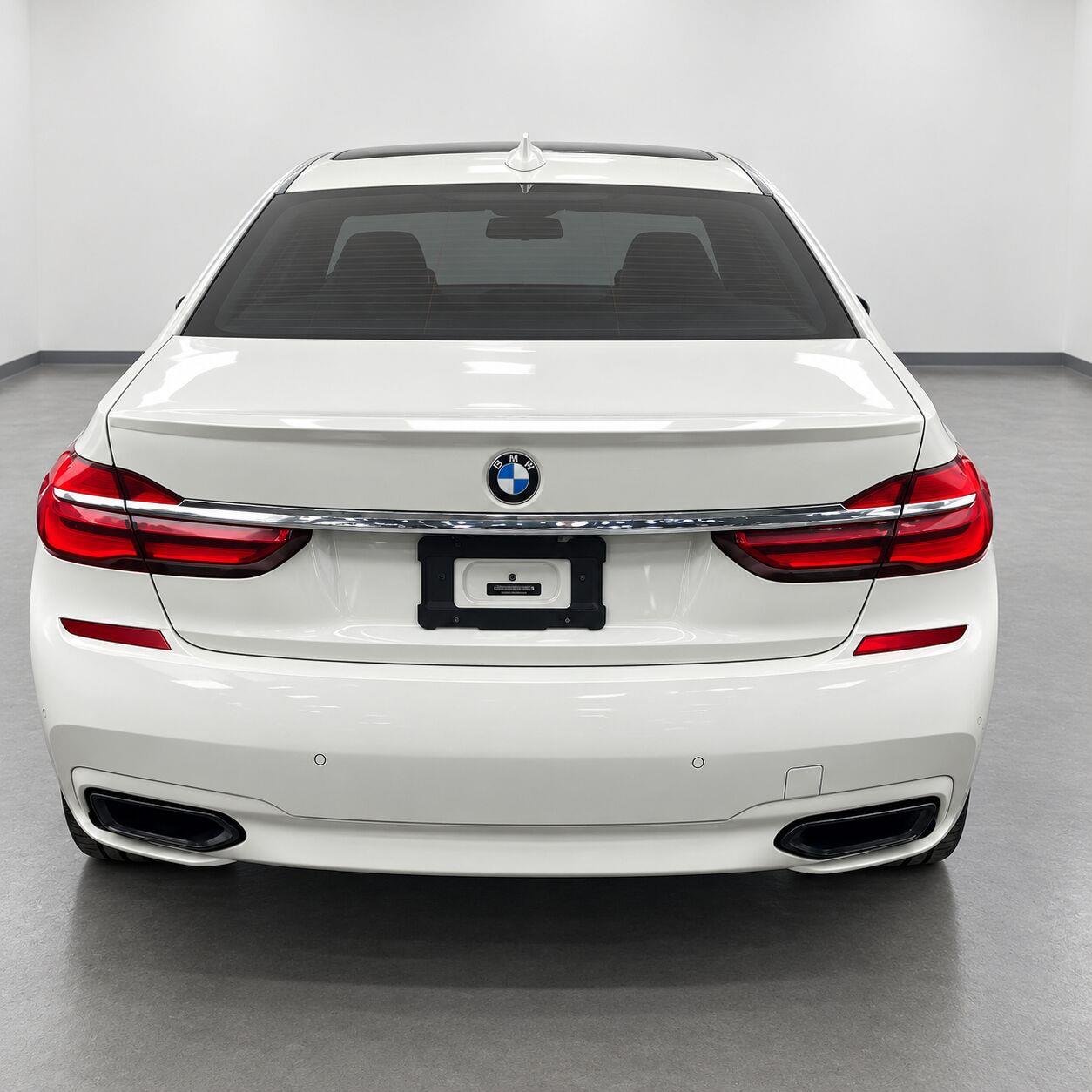 Used 2018 Alpine White BMW 750i xDrive image 4