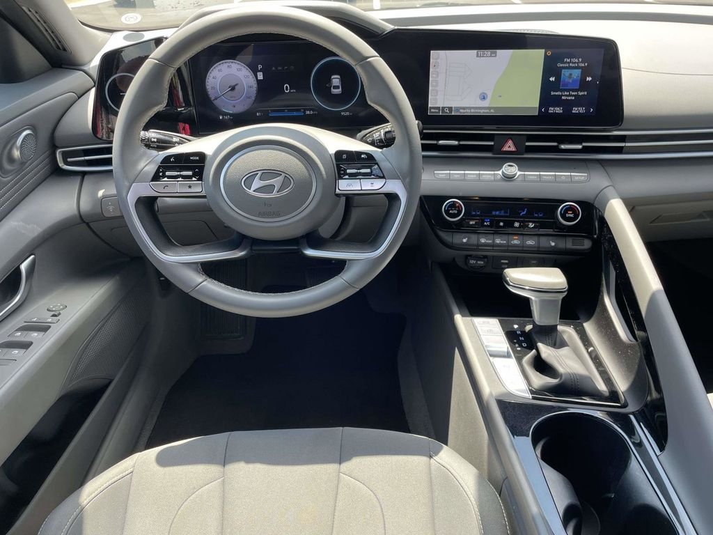 Used 2025 Red Hyundai SEL Convenience image 9