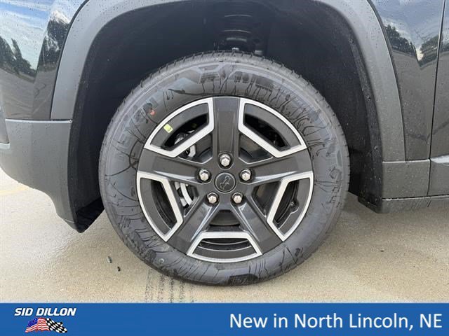 New 2026 Diamond Black Crystal Pearlcoat Jeep Laredo image 5