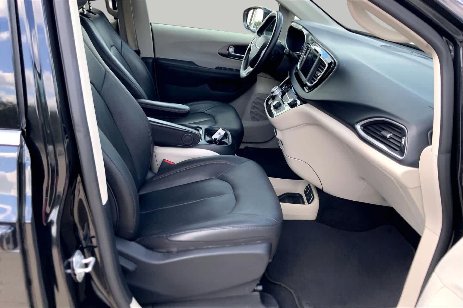 Used 2020 Brilliant Black Crystal Pearlcoat Chrysler Touring L image 9
