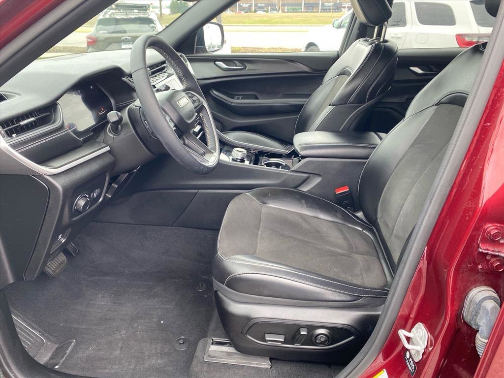 Used 2023 Velvet Red Pearlcoat Jeep Altitude image 9