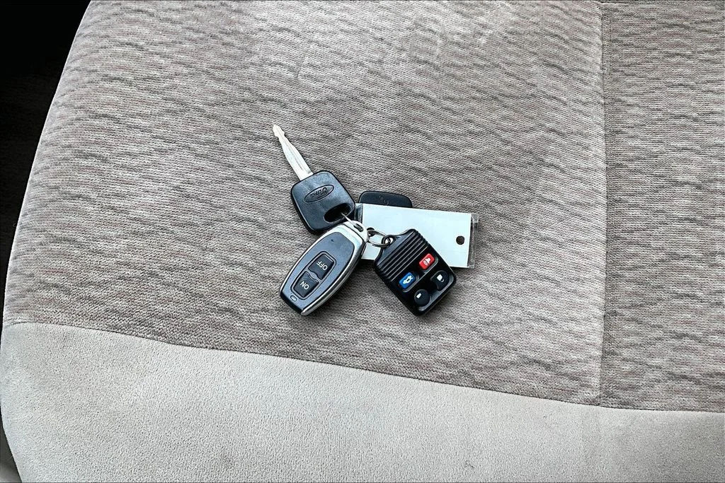 Used 2001  Ford SE image 33