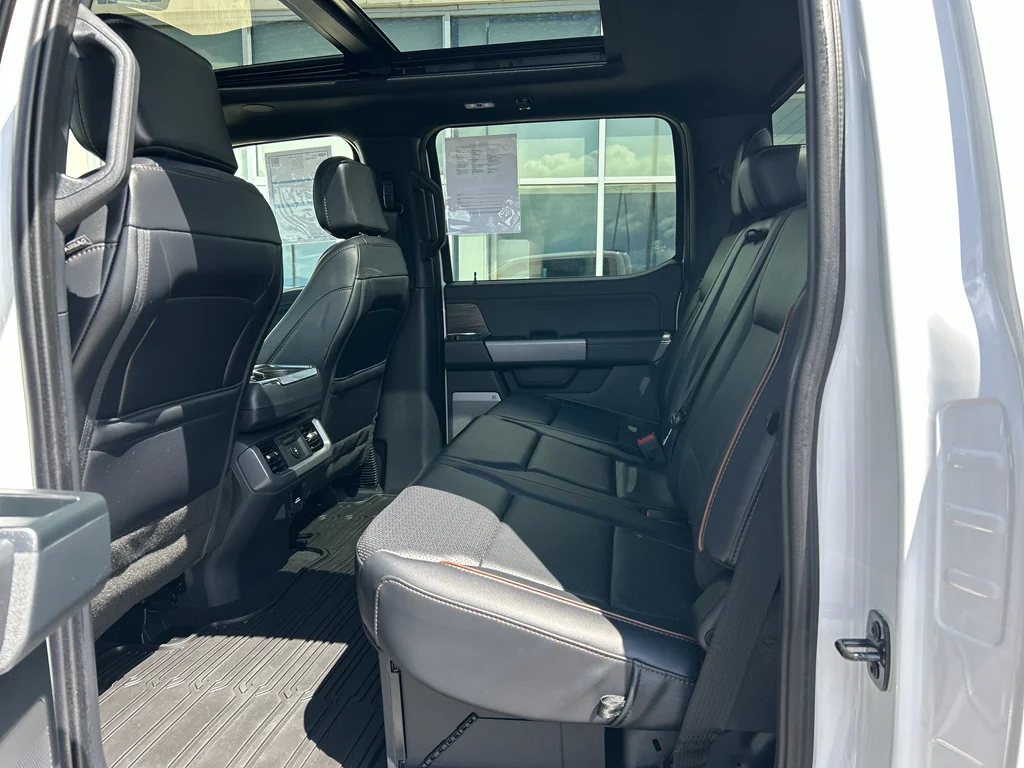 Certified Used 2025 Oxford White Ford LARIAT image 21
