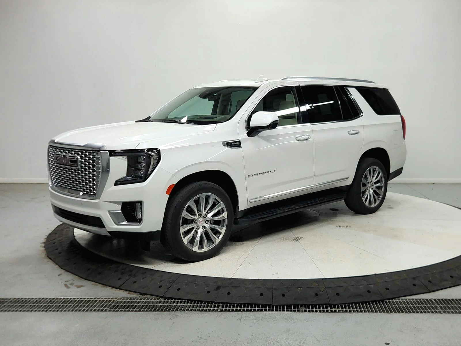 Used 2023 White Frost Tricoat GMC Denali image 4