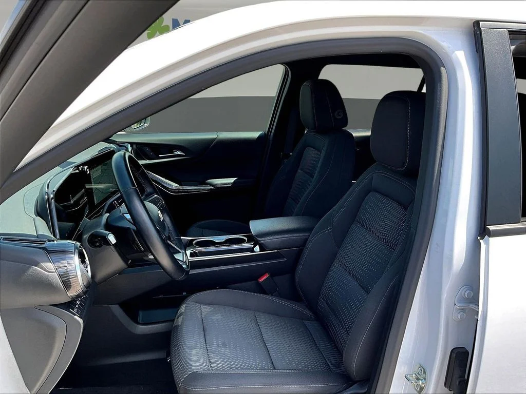 Used 2025 White Chevrolet LT image 25