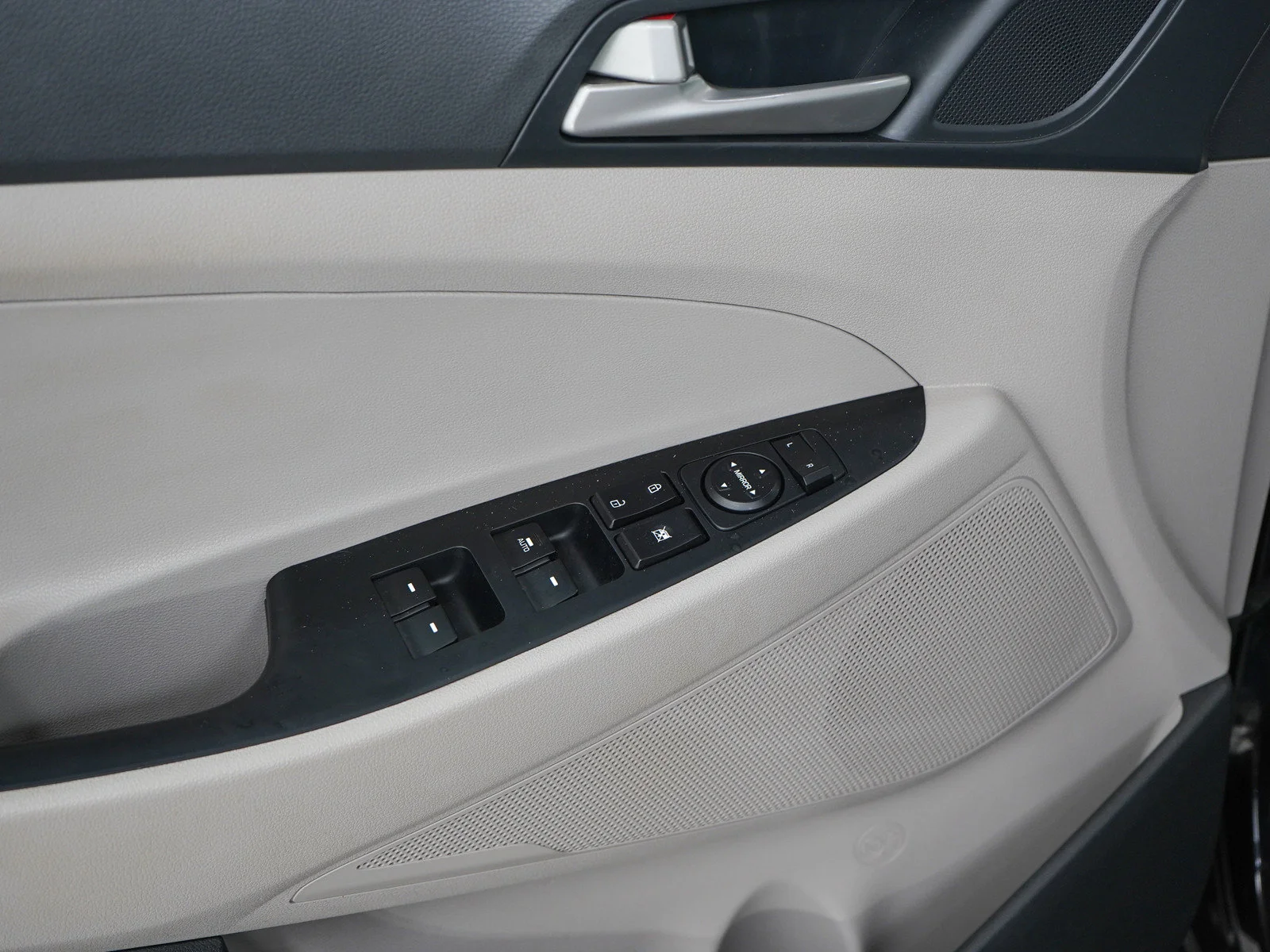 Used 2018 Black Noir Pearl Hyundai Value image 22