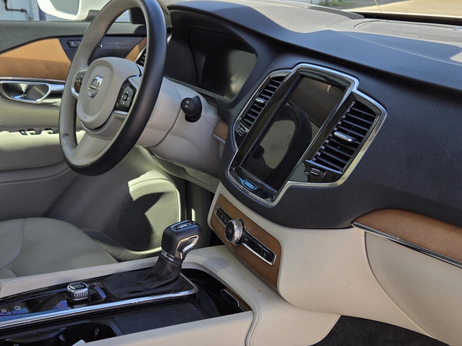 Used 2022 Crystal White Metallic Volvo Momentum image 40