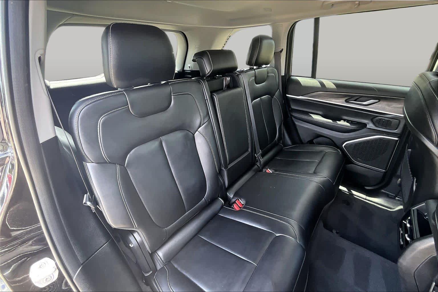 Used 2022 Diamond Black Crystal Pearlcoat Jeep Limited image 18