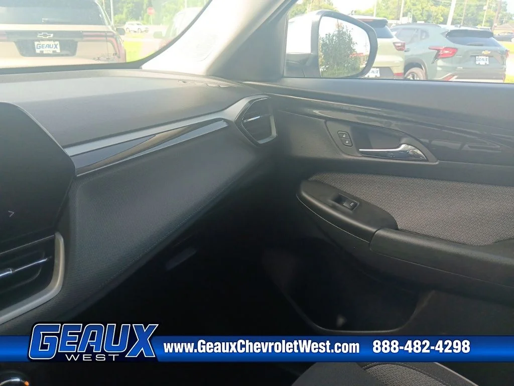 Used 2025 White Chevrolet LT image 18