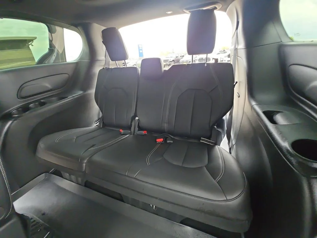 Used 2025 White Chrysler Select image 12