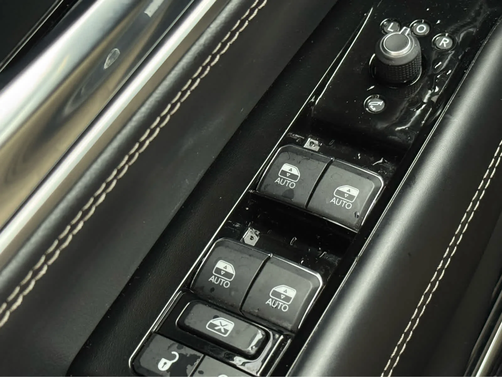 Used 2022 Diamond Black Crystal Pearlcoat Jeep Series II image 16