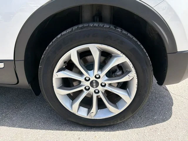 Used 2015 White Lincoln Base image 31