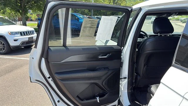 Used 2023 White Jeep Altitude image 22