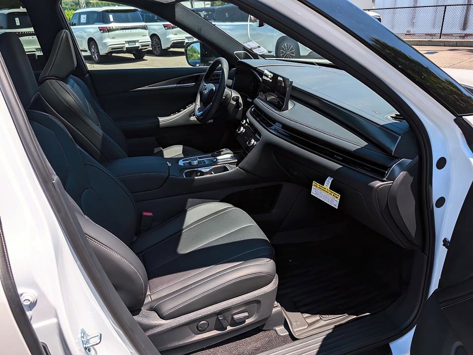 New 2027 2T RAD WHT INFINITI SPORT image 21